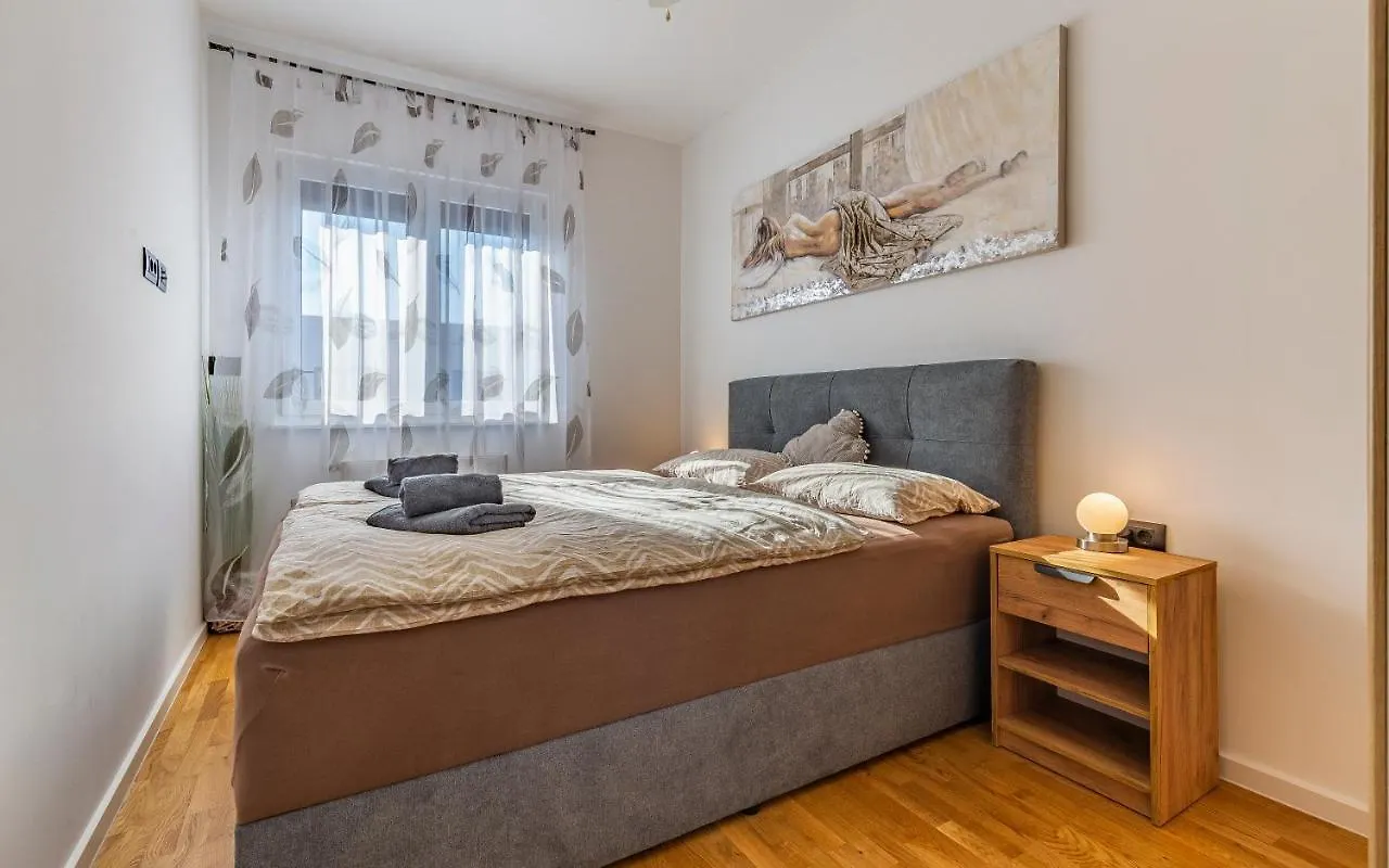 Jelena Apt. بولا